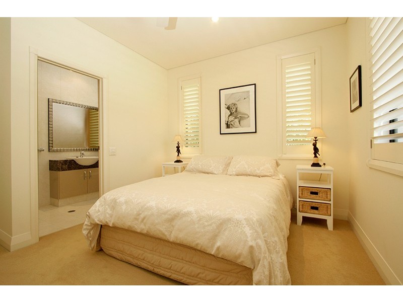 26 Montgomery Avenue, Main Beach QLD 4217