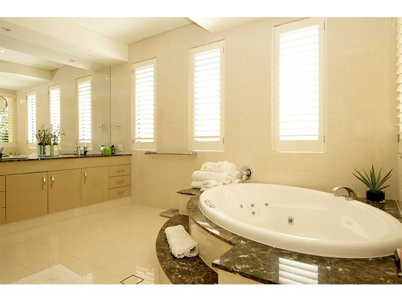 26 Montgomery Avenue, Main Beach QLD 4217