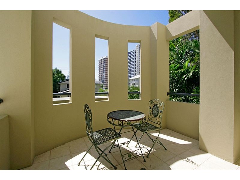 26 Montgomery Avenue, Main Beach QLD 4217