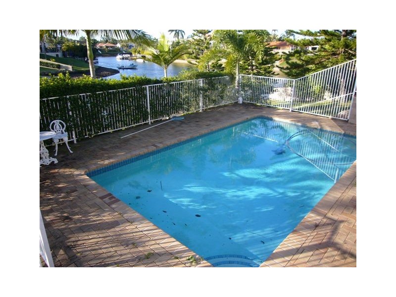 20 Rannock Ave, Benowa QLD 4217