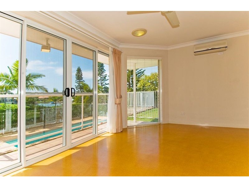 20 Rannock Ave, Benowa QLD 4217