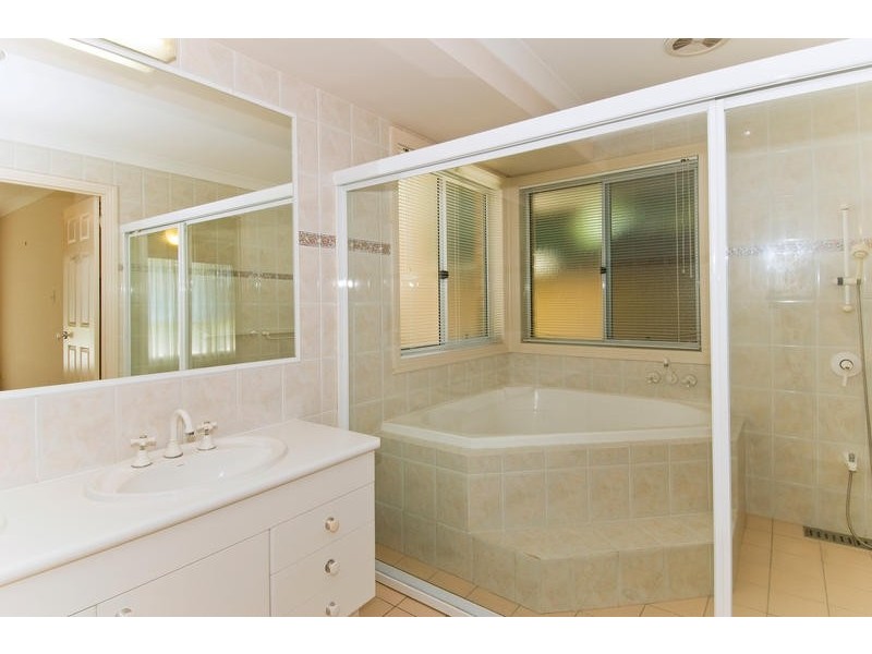 20 Rannock Ave, Benowa QLD 4217