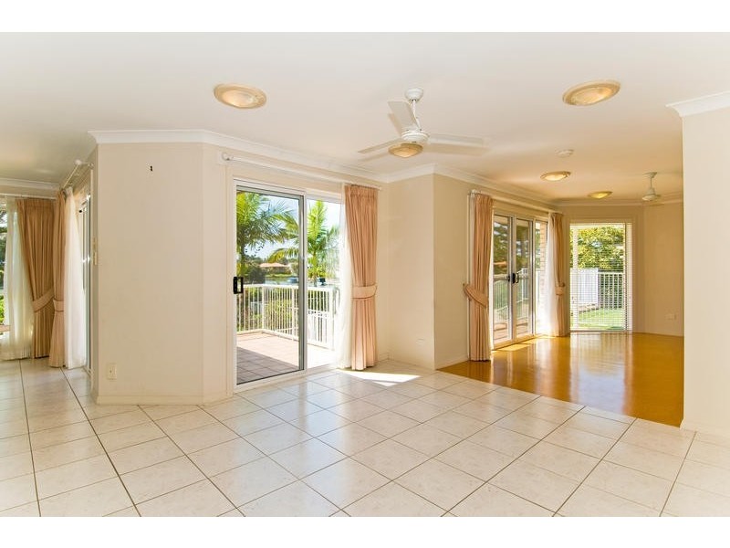 20 Rannock Ave, Benowa QLD 4217