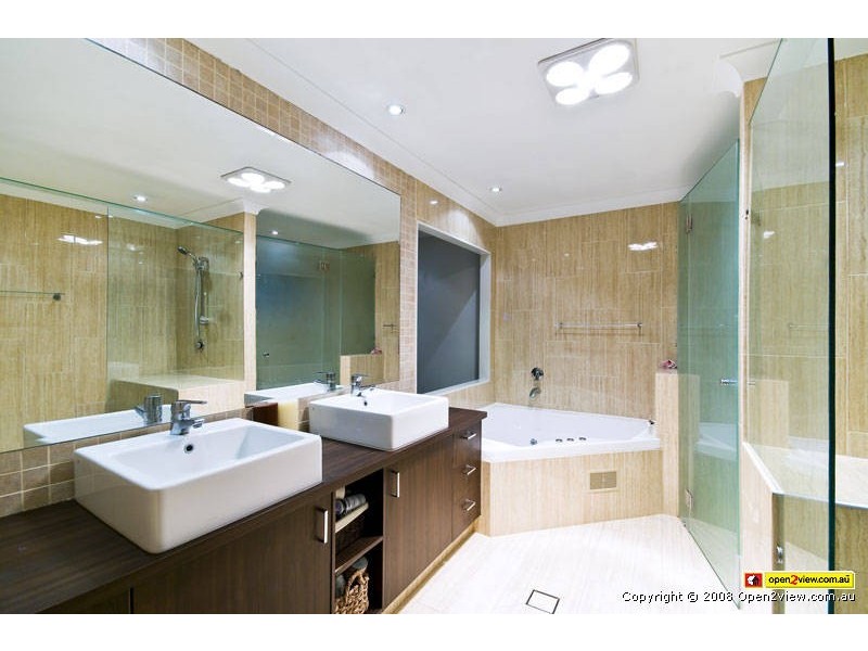 6 Bligh Court, Benowa QLD 4217