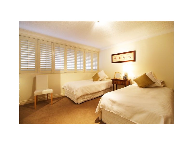 18 Macarthur Parade, Main Beach QLD 4217