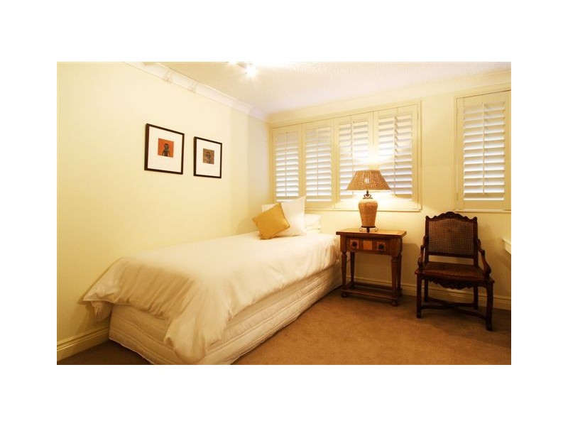 18 Macarthur Parade, Main Beach QLD 4217