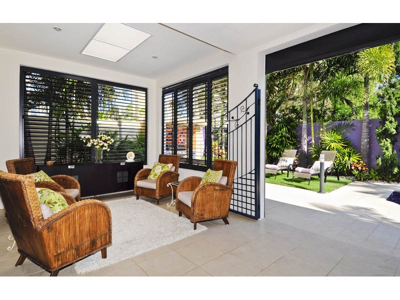 26 Montgomery  Avenue, Main Beach QLD 4217