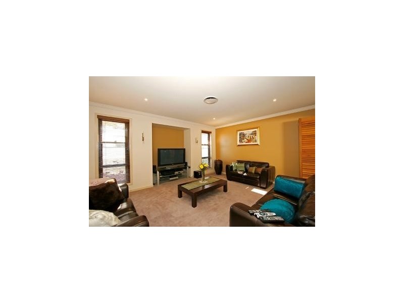 8  Kawana Crescent, Ashmore QLD 4214