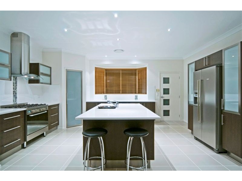 17 Clarence Drive, Helensvale QLD 4212