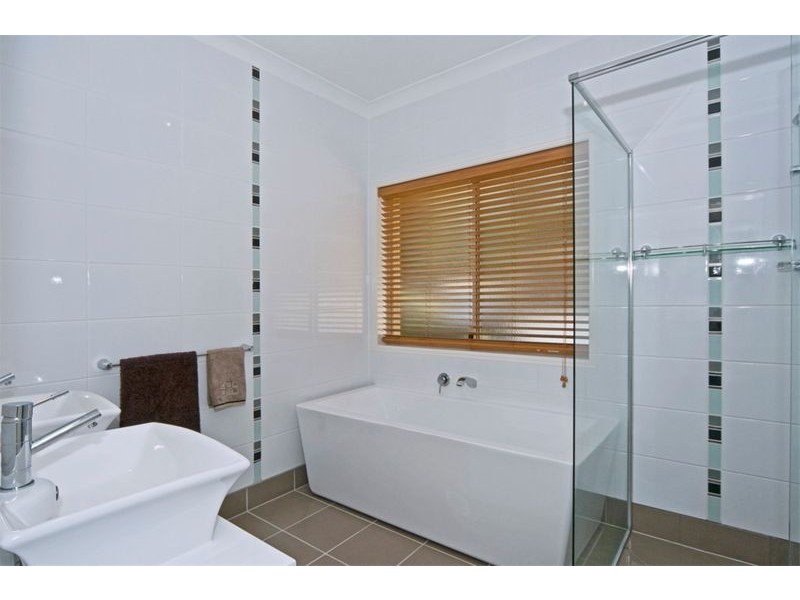 17 Clarence Drive, Helensvale QLD 4212