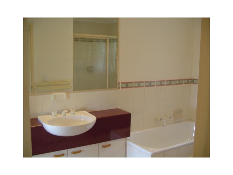 2/61 Paddington Drive, Carrara QLD 4211