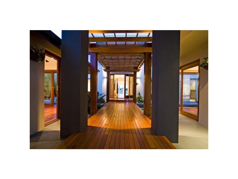 2323   Cressbrook Drive, Hope Island QLD 4212