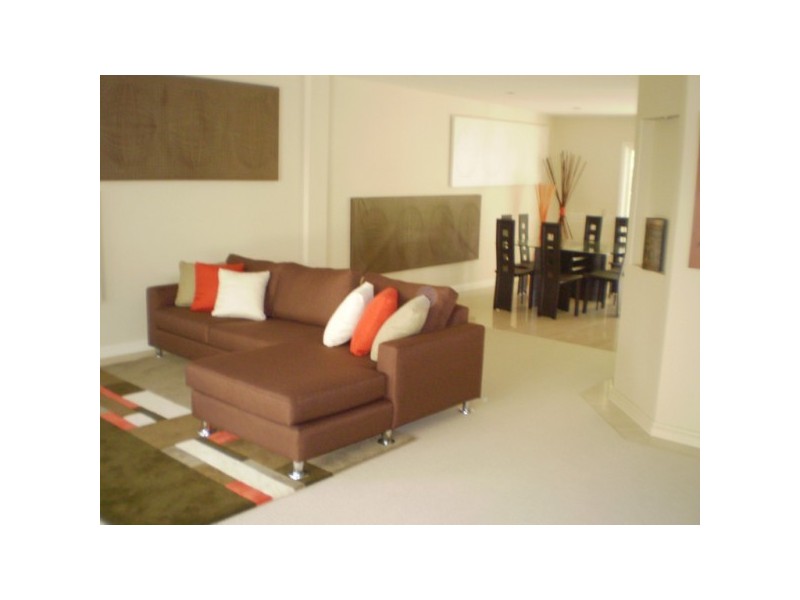 8/27  Gordon Street, Labrador QLD 4215