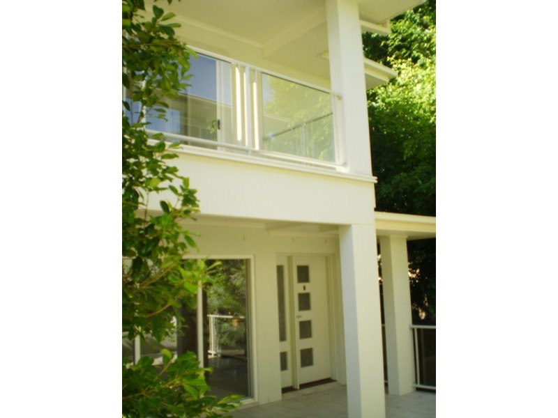 8/27  Gordon Street, Labrador QLD 4215