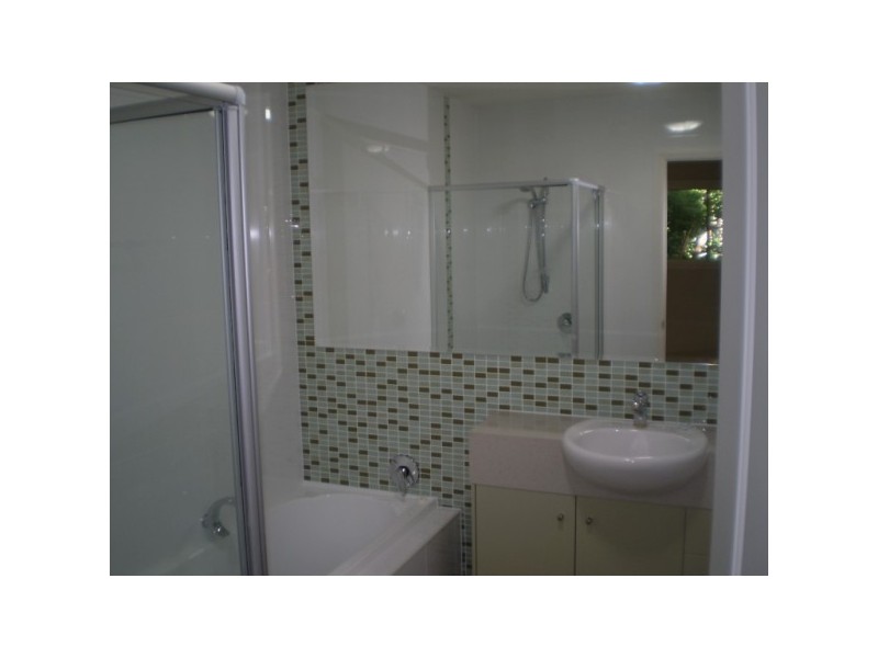 8/27  Gordon Street, Labrador QLD 4215