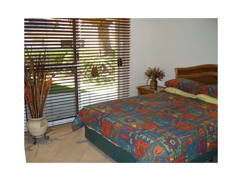 72  Tradewinds Avenue, Paradise Point QLD 4216