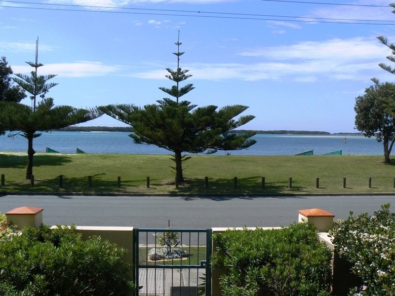 2/28  Oatland Esplanade, Runaway Bay QLD 4216