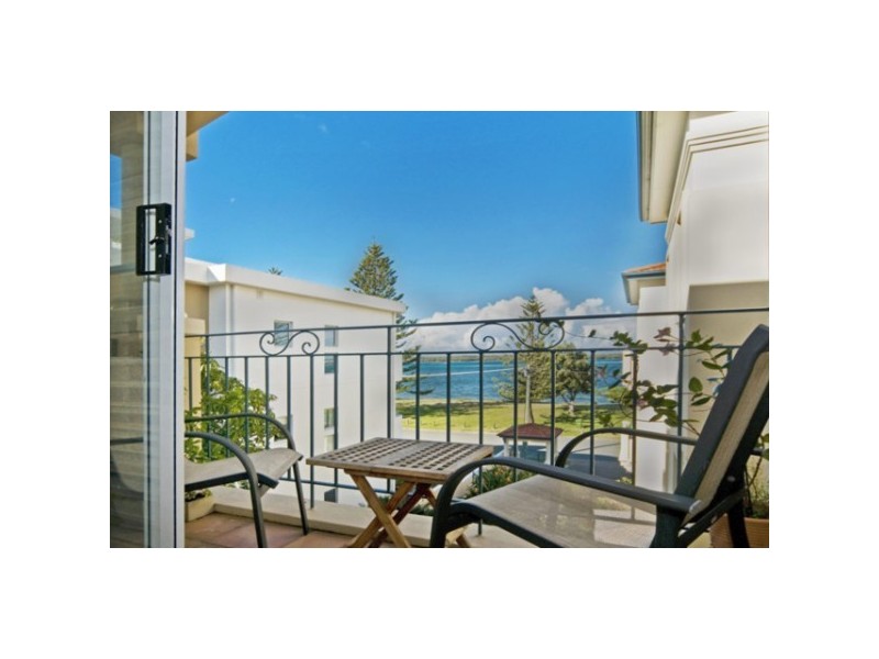 9/28  Oatlands Esplanade, Runaway Bay QLD 4216