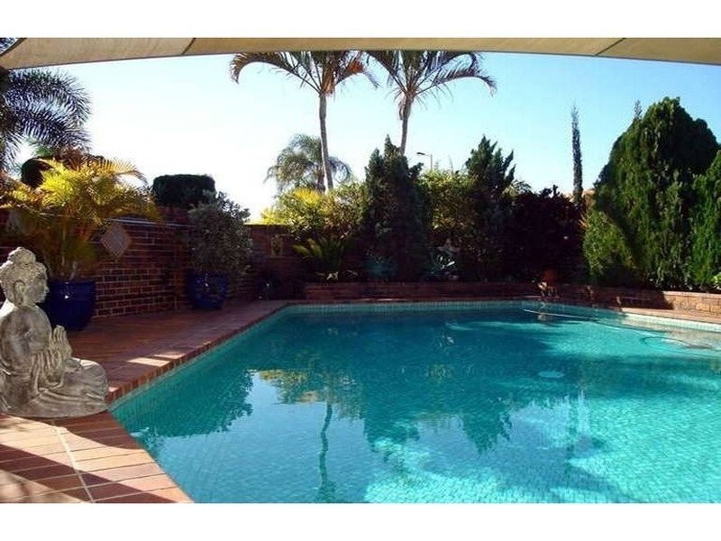 2 Pebble Beach Drive, Runaway Bay QLD 4216