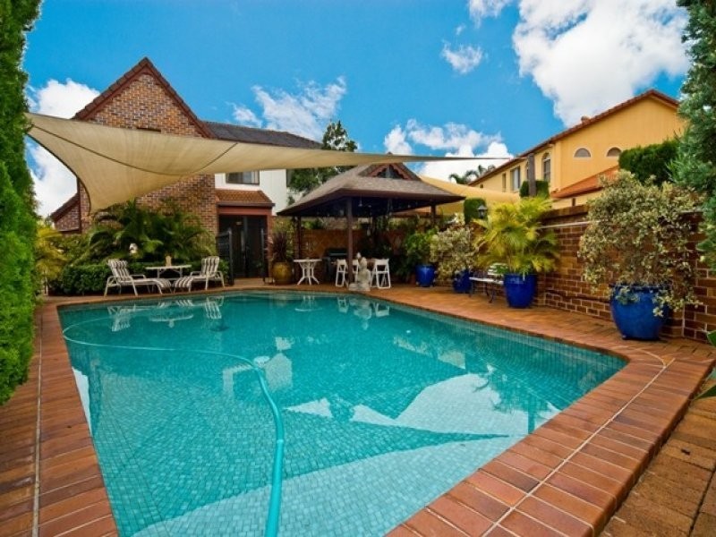 2 Pebble Beach Drive, Runaway Bay QLD 4216