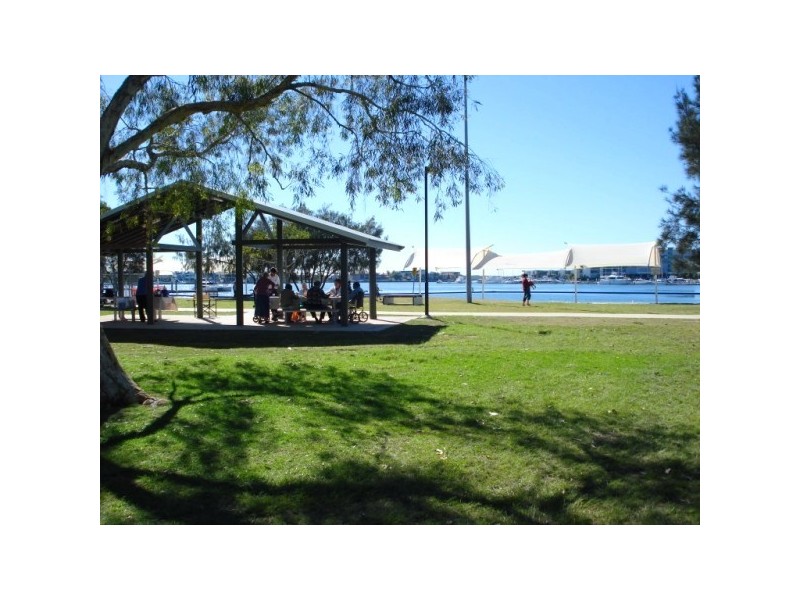 44  Knightsbridge Parade East, Paradise Point QLD 4216