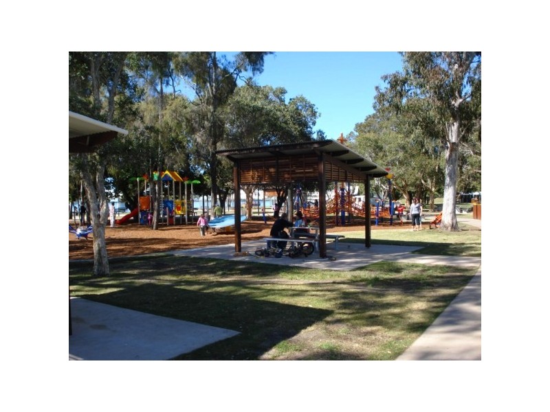 44  Knightsbridge Parade East, Paradise Point QLD 4216