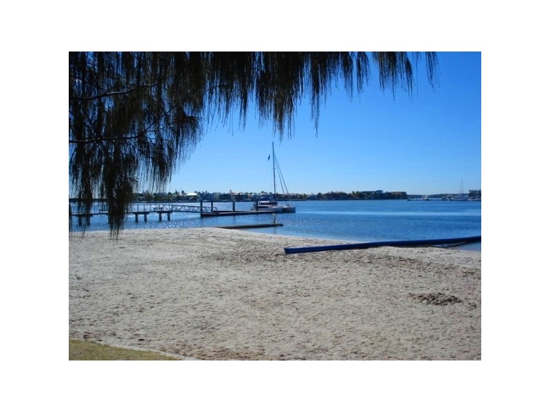 64 Royal Albert Cres, Paradise Point QLD 4216