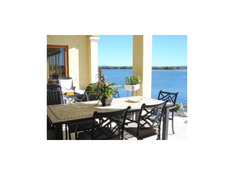 12  Knightsbridge Parade East, Sovereign Islands QLD 4216