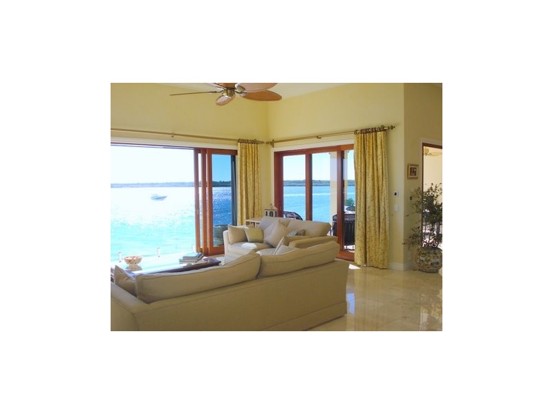 12  Knightsbridge Parade East, Sovereign Islands QLD 4216