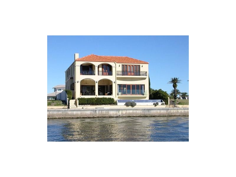 12  Knightsbridge Parade East, Sovereign Islands QLD 4216