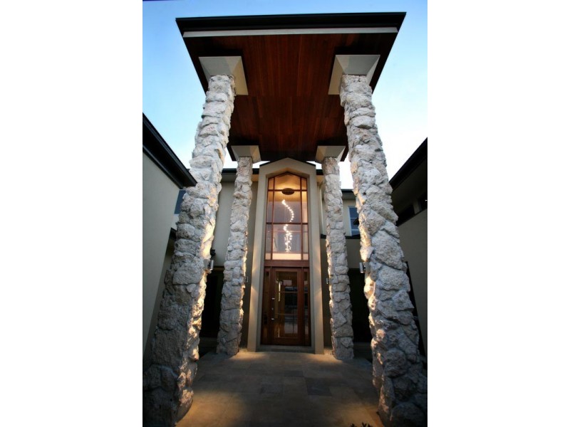 1667 Riverdale Drive, Hope Island QLD 4212