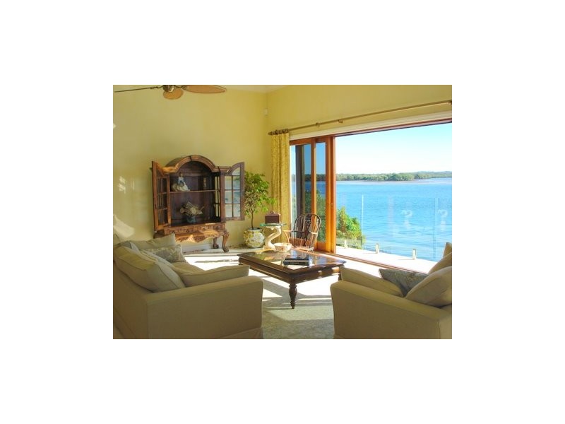 12 Knightsbridge Parade East, Paradise Point QLD 4216