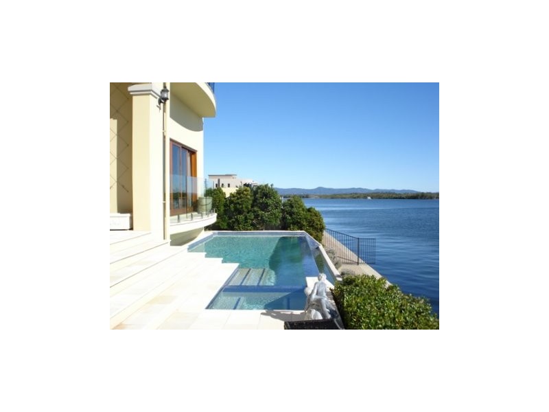 12 Knightsbridge Parade East, Paradise Point QLD 4216