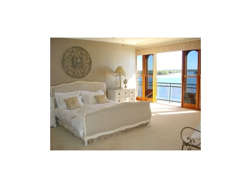12 Knightsbridge Parade East, Paradise Point QLD 4216