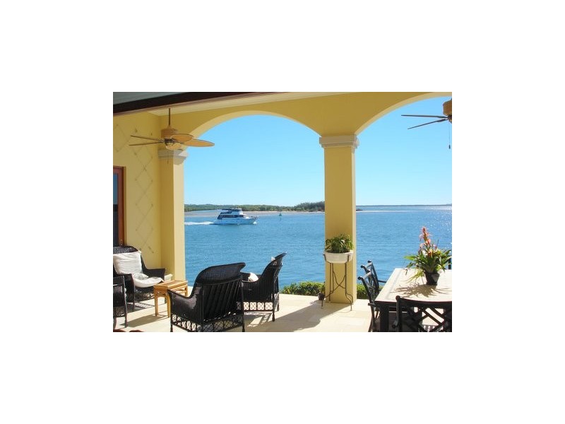 12 Knightsbridge Parade East, Paradise Point QLD 4216