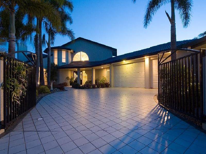 3 Chantilly Close, Benowa QLD 4217