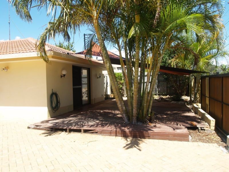 24  Nankeen Av, Paradise Point QLD 4216