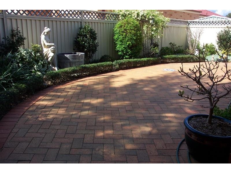 2 Kaputar Court, Wattle Grove NSW 2173