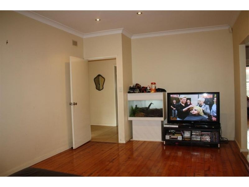 6 Birdwood Avenue, Wattle Grove NSW 2173