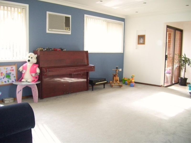 8  Swindon Place, Chipping Norton NSW 2170