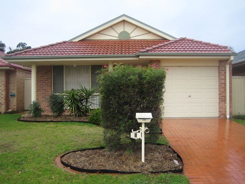 8 Jenolan Ct, Wattle Grove NSW 2173