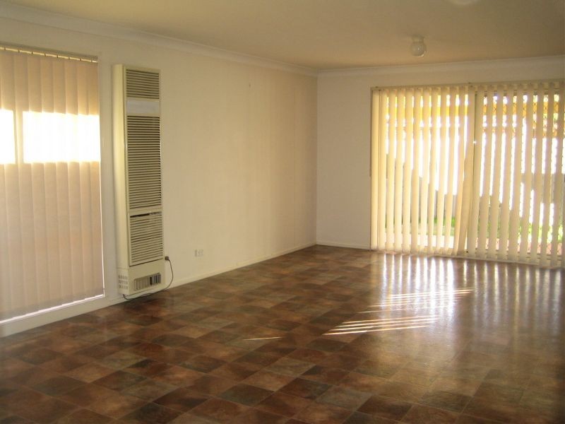 8 Jenolan Ct, Wattle Grove NSW 2173