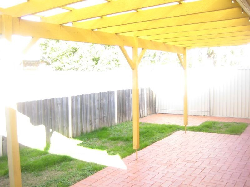 8 Jenolan Ct, Wattle Grove NSW 2173