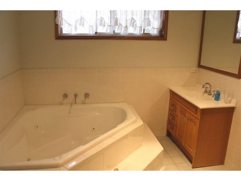 15 Tomago Crt, Wattle Grove NSW 2173