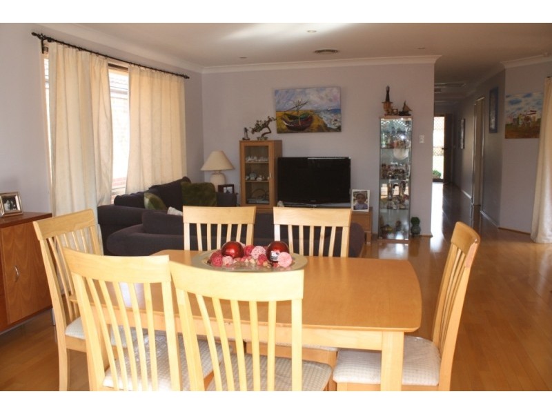 25  Martindale Crt, Wattle Grove NSW 2173