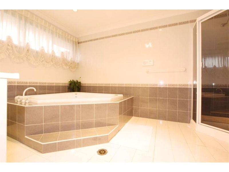 5  Trentham Park Crt, Wattle Grove NSW 2173