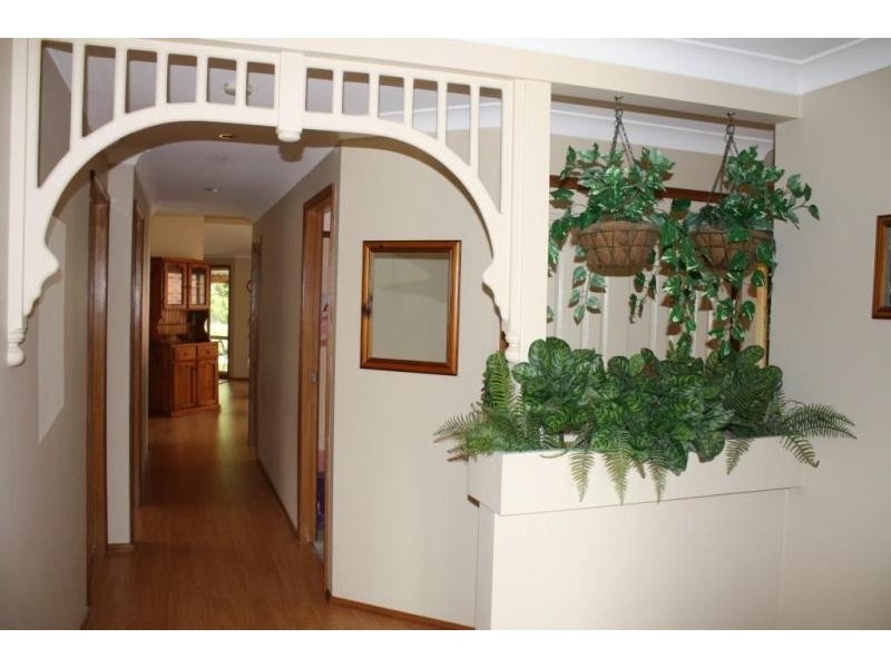 6  Leeswood court, Wattle Grove NSW 2173