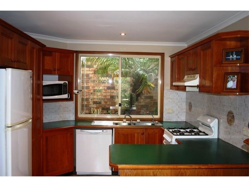 6  Leeswood court, Wattle Grove NSW 2173