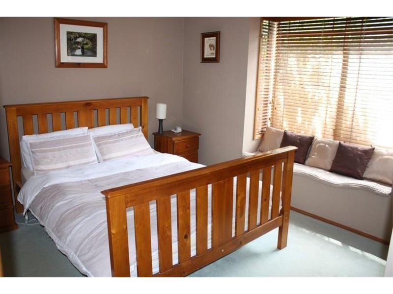 6  Leeswood court, Wattle Grove NSW 2173