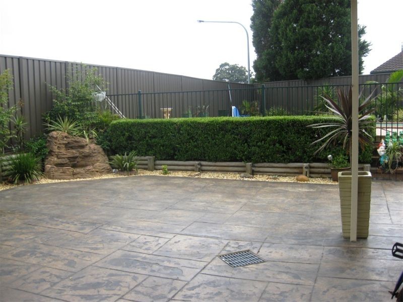 2 Eildon Court, Wattle Grove NSW 2173